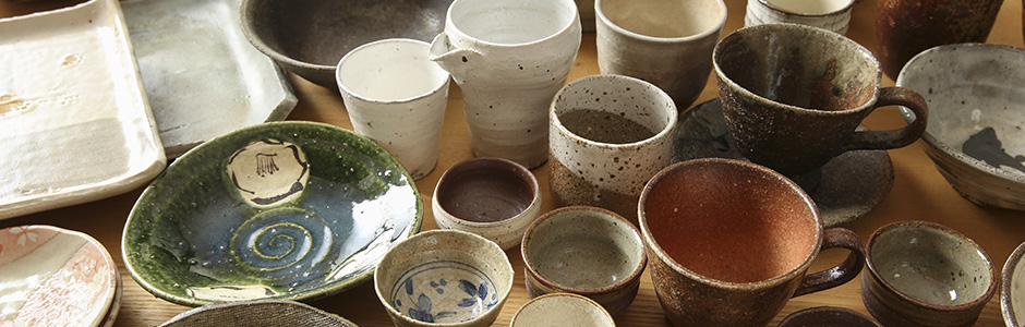 様々な色や形の陶器